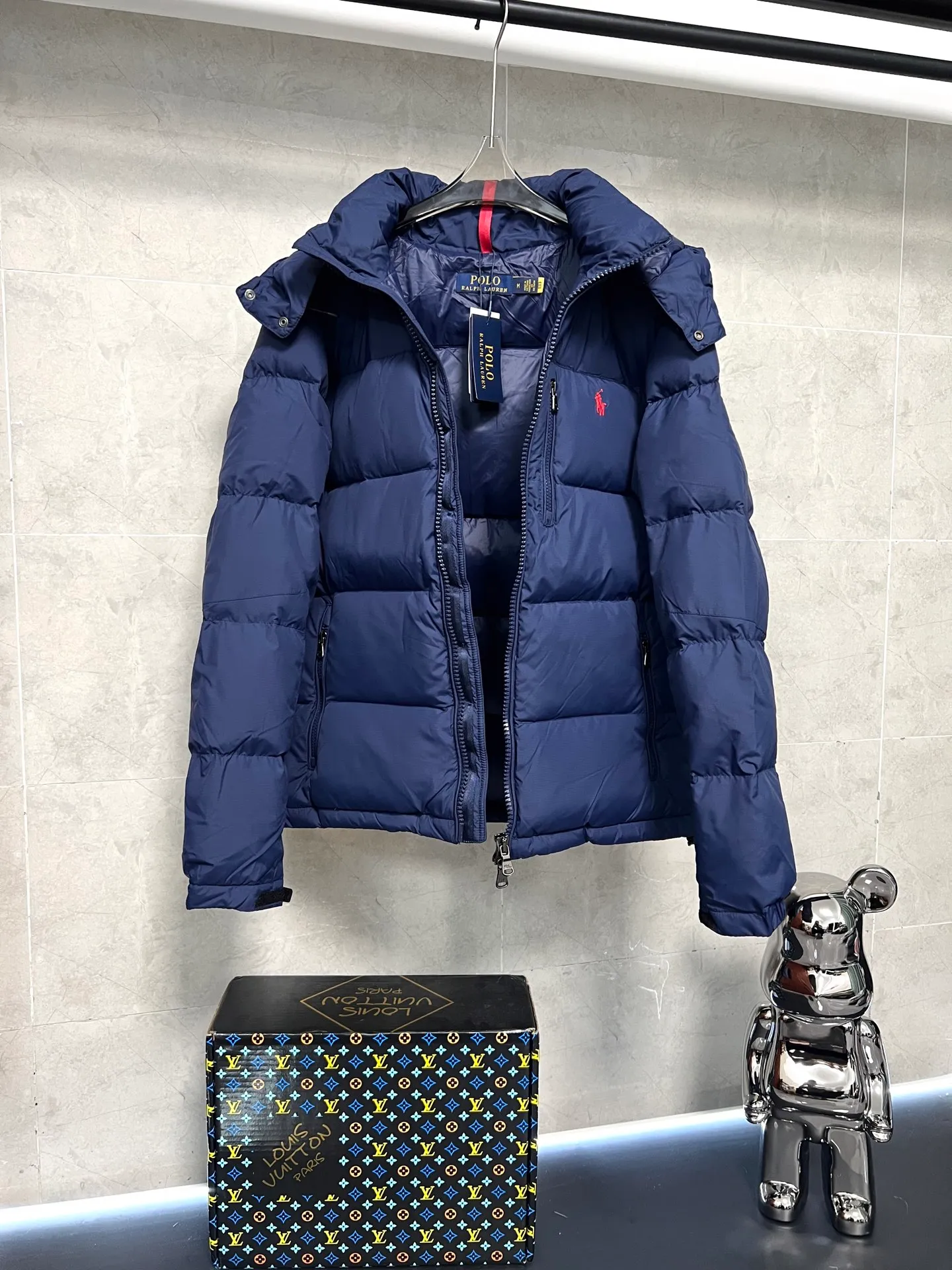 P840 RAH LAUREN Ralph Lauren's new autumn and winter model. Original top 40D waterproof fabric. The interior is made of nylon log double-layer sealing design. The upper body effect is comfortable and soft. The same style as the star. It is filled with 80 white duck down. It has good thermal insulation effect and is light and not heavy. The higher version can be compared at will. Three standards are complete. Color: black blue Size: S M L XL XXL
